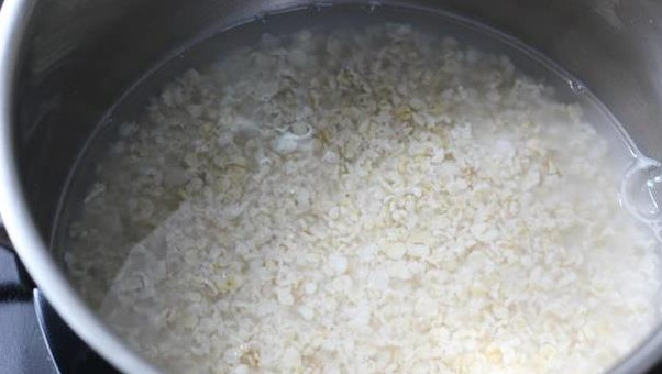 1. Этап. Каша для ребенка 3 лет: 1. Хлопья залейте водой и поставьте на огонь.