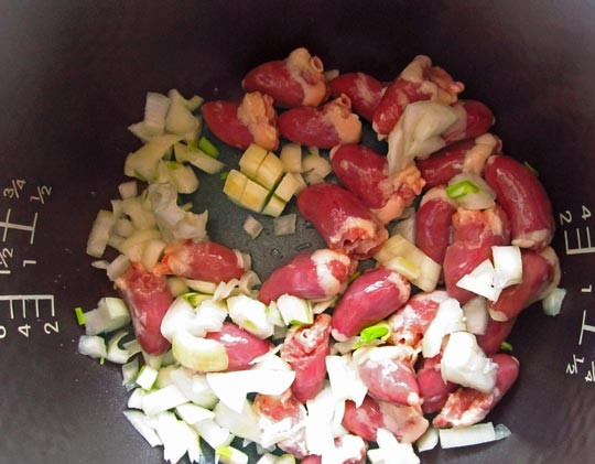 1. Этап. Куриные сердечки с картошкой: 1. Очистите луковицу и нарежьте небольшими кубиками. Вымойте как следует сердца и очистите тщательно от пленок. На дно чаши мультиварки налейте немного растительного масла и включите режим 