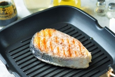 1. Stage. Grilled salmon steak: Fry the salmon on each side for about 2 minutes, oiling is also not necessary.