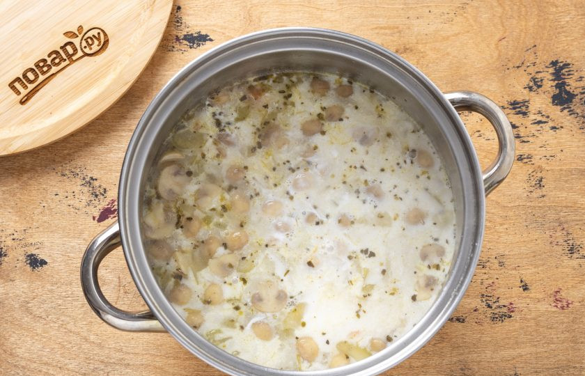 1. Этап. Овощной суп с шампиньонами, шпинатом и кокосовым молоком: Влейте кокосовое молоко. Посолите и поперчите суп. Снова доведите до кипения.