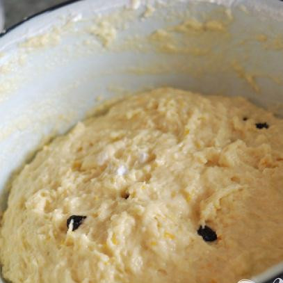 1. Этап. Кулич в формочках: Теперь, не добавляя муки, вымешивайте тесто, засыпая изюм.