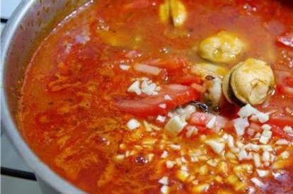 1. Этап. Томатный суп с мидиями: Отправляем мидии вслед за рисом и варим до готовности риса - минут 10. Затем добавляем соль, перец, измельченный базилик, нарезанные помидоры и измельченный чеснок и варим минут еще 8-10 минут.