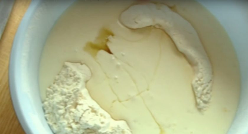 1. Этап. Жареные пирожки с вишней на кефире: 2. Добавьте яйцо, соль, сахар, соду, хорошо перемешайте.