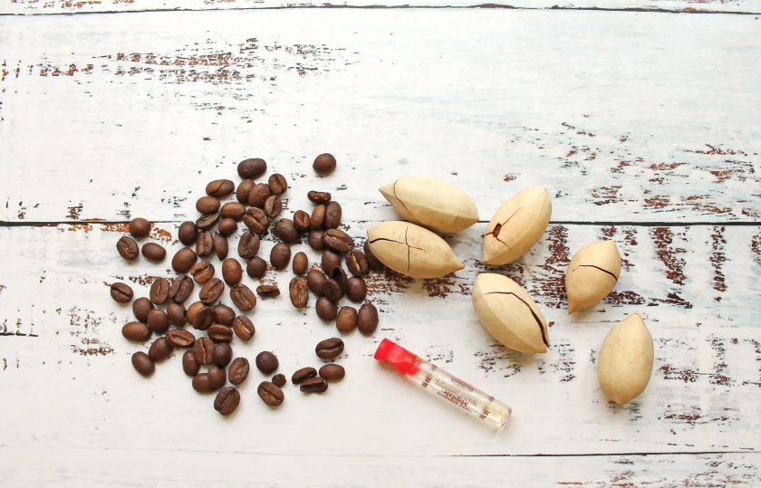 1. Этап. Апельсиновый кофе с орехом пекан: Подготовьте все необходимые ингредиенты для приготовления апельсинового кофе с орехом пекан. Орехи очистите от скорлупы и поджарьте в духовке при температуре 160 градусов в течение 7-8 минут, остудите.