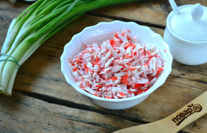 1. Этап. Закуска из лаваша с крабовыми палочками: Крабовые палочки натрите на крупной терке или разделите тупой стороной ножа на волокна.