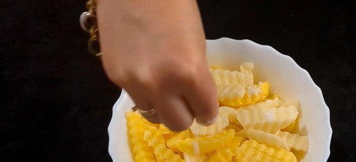 1. Этап. Куриные ножки в панировке: Очистите картофель и нарежьте его ломтиками или соломкой. В том же разогретом масле, где жарилась курица, обжарьте картофель 2–3 минуты до золотистого цвета.