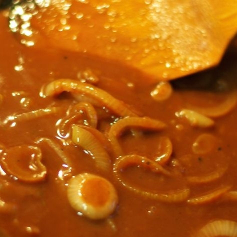 1. Этап. Говядина в винном соусе: Когда лук станет мягким - добавляем в сковороду муку и обжариваем, быстро перемешивая. Когда мука хорошо перемешается с жирами и луком, добавляем в сковороду бульон, вино и маринад, оставшийся после маринования мяса. Перемешиваем и варим на среднем огне до загустения соуса.