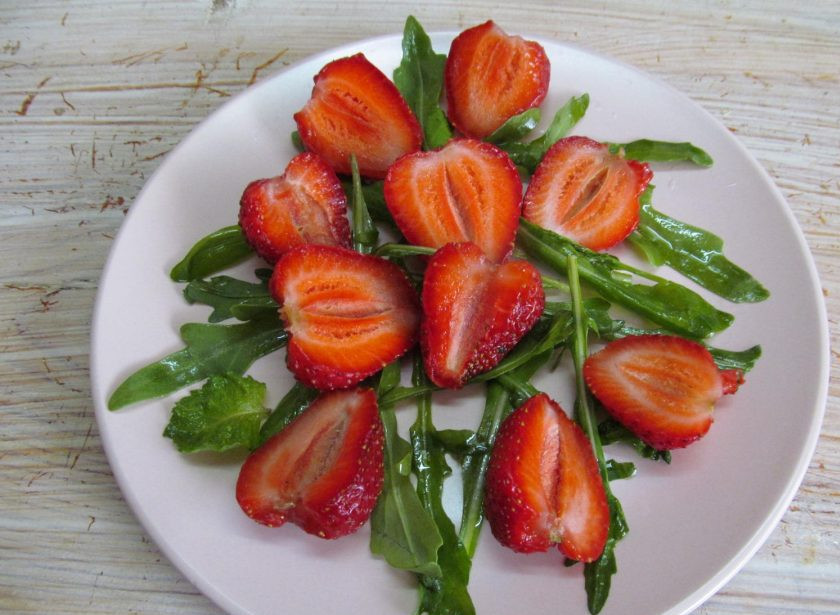 1. Этап. Салат из клубники и черешни: Разложить зелень на тарелку и разрезать клубнику, выложить на тарелку.