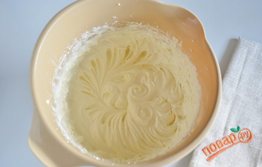 1. Этап. Торт Биткойн: 13. Постепенно вливайте порциями сгущенку и продолжайте взбивать крем. За 5-7 минут у вас получится однородным и вкусный крем.