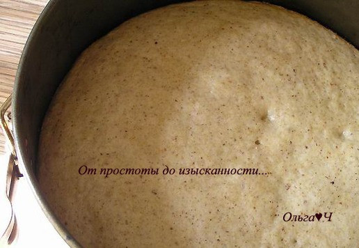 1. Этап. Кокосовый торт с ягодами: Тесто выложите в разъемную форму для выпечки, застеленную кулинарной бумагой (я застелила только дно, бока смазала маслом). Выпекайте при 180*С около 20 минут до сухой палочки.