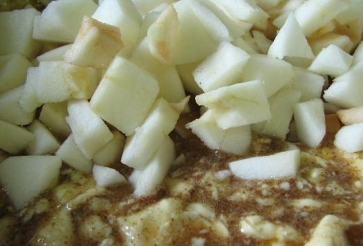 1. Этап. Печенье из яблок: Добавим их к яично-сахарной смеси. Отправим туда же гашеную уксусом соду, просеянную муку и ванильный сахар. Перемешаем и быстро замесим тугое эластичное тесто.