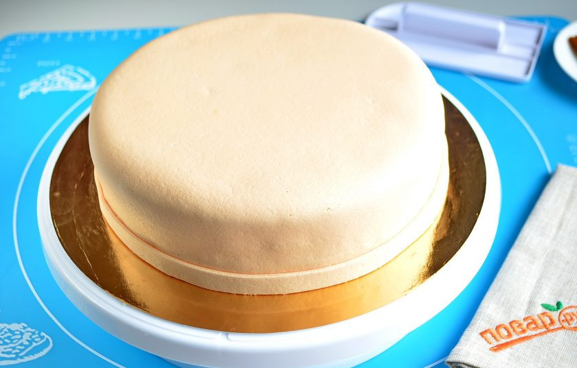 1. Этап. Торт Биткойн: 19. С помощью специального ножа-валика обрежьте лишнюю мастику. С помощью утюжка разровняйте верх и бока. Чтобы тортик казался симпатичнее, я по нижнему краю приклеила тонкую полосочку. Мастика легко режется на полоски, а приклеивается на обычную воду.