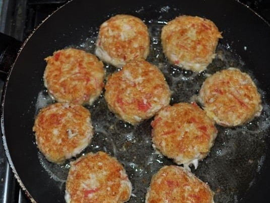 1. Этап. Крабовые котлеты с сыром: 6. Обжариваем котлеты в сухарях на растительном масле, с обеих сторон, разумеется.