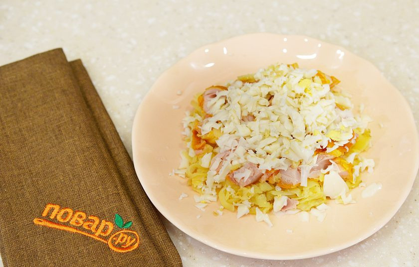 1. Этап. Новогодний салат Хрюшка: 4. Затем натертый белок яйца.