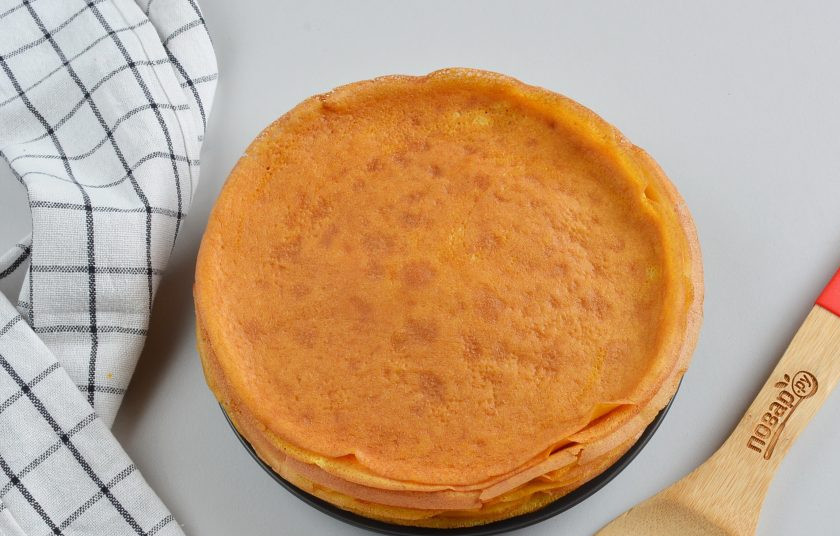 1. Этап. Блины с тыквой: Пожарьте блинчики из оставшегося теста. У меня получилось 15 блинов.