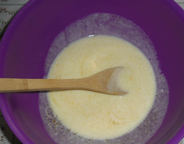 1. Этап. Оладьи (рецепт на кефире): Желтки отделите от белков. Взбейте желтки с сахаром и кефиром. Отдельно взбейте белки до пены с солью.