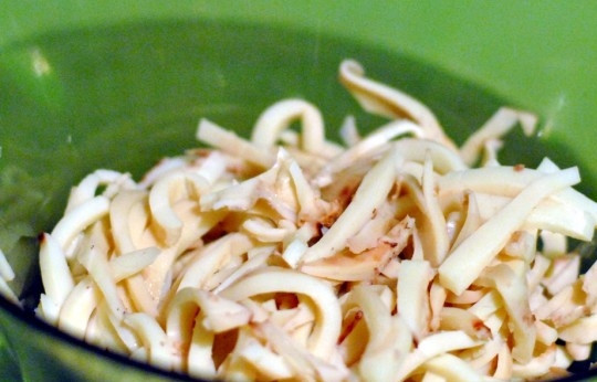 1. Этап. Салат с кальмарами и яйцами: 1. Кальмары отварите в подсоленной воде минутки 3, после сразу снимите с огня. Остудите их и нарежьте соломкой.