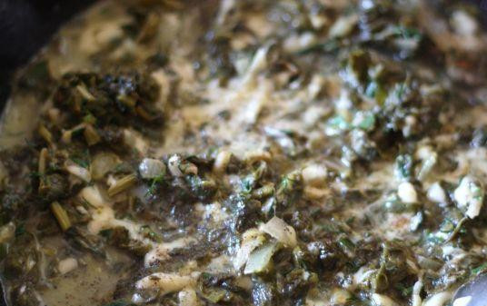 1. Этап. Спанакопита с щавелем: Содержимое сковородки немного потушить, затем добавить натертый твердый и мягкий сыр. Совсем недолго потушить и снять с огня.