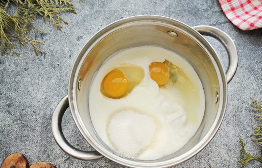 1. Этап. Аркас: В кастрюлю с толстым дном налейте кефир, сметану, разбейте яйца. Всыпьте сахар и соль.