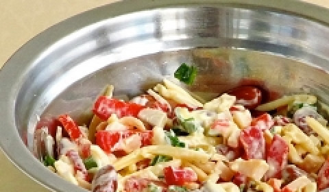 1. Этап. Крабовый салат с зеленым луком: Берем глубокую миску, смешиваем в ней все ингредиенты вместе с майонезом, не забываем посолить и поперчить.