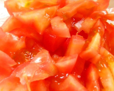 1. Этап. Соус для хинкали: После того как сняли кожицу, нарезаем мякоть помидора на небольшие кубики.