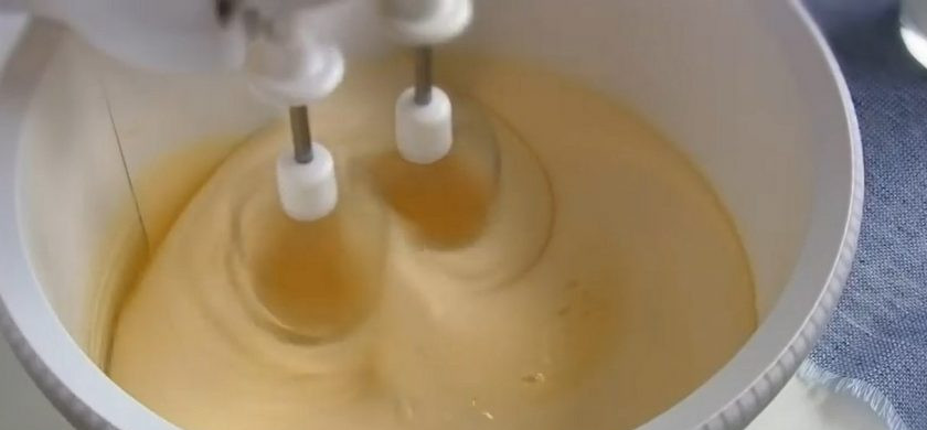 1. Этап. Торт Министерский(Стаканник): 1. Для теста яйца взбейте миксером с сахаром в пышную белую массу. Добавьте сметану, растопленное и слегка остывшее сливочное масло, просеянную муку и разрыхлитель. Разделите тесто на три равные части.