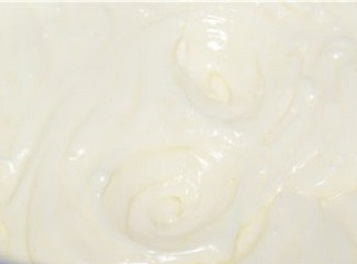 1. Этап. Торт Шифон: 8. Сливочное масло взбить до бела. Постепенно ввести 50-70 грамм сахар, немного лимонной цедры и щепотку ванилина. Понемногу добавить 150 миллилитров горячего молоко и еще раз взбить. Отправить крем в холодильник на часик, а затем снова взбить и добавить добавить сок лимона по вкусу. Крем должен получиться воздушным.