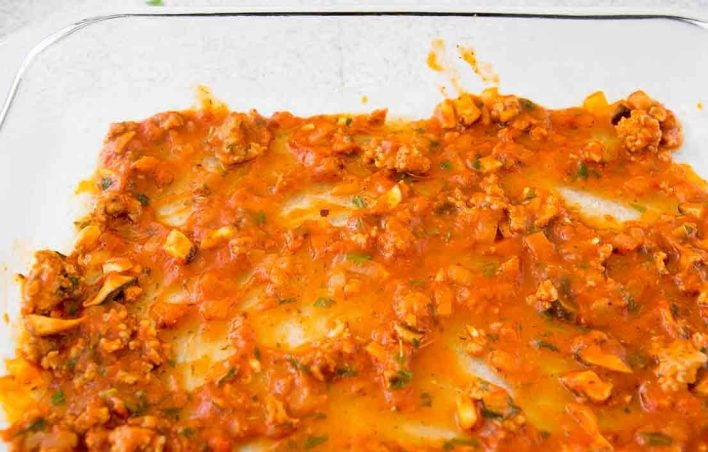 1. Этап. Запеченные спагетти: 6. Смажьте форму для запекания растительным маслом, выложите тонкий слой соуса.