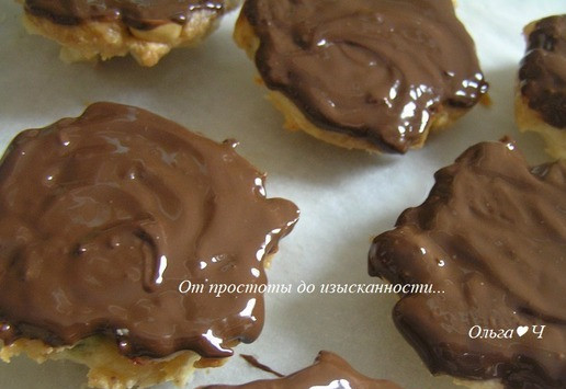 1. Этап. Печенье с макадамией по-флорентийски: Нанесите на дно печенья, а можно сделать еще волнистый рисунок с помощью вилки.