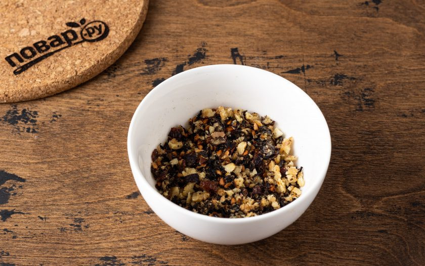 1. Этап. Чай с шиповником и грецким орехом: Смешайте вместе шиповник, орехи и чёрный листовой чай.