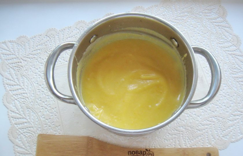 1. Этап. Суп-пюре из тыквы и цветной капусты: Перемешайте суп-пюре со сливками.