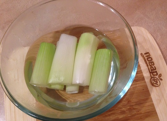1. Этап. Каннелони из лука-порея: 3. Зальем кипятком на несколько минут.