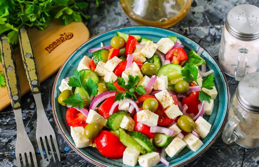 1. Этап. Салат с сыром Сиртаки: Выложите оливки и подайте блюдо к столу, пока овощи не выпустили сок. Украсьте свежей зеленью.