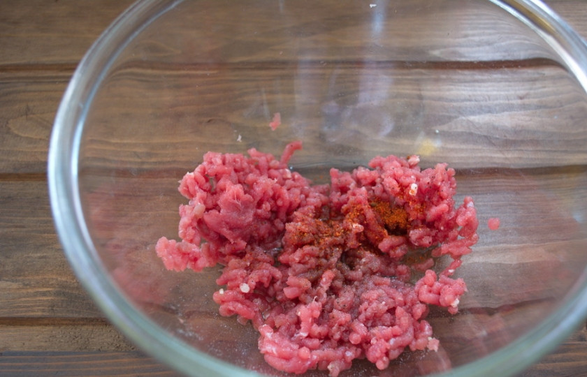 1. Этап. Бифштекс с яйцом: Добавить соль, специи, воду. Вымешать фарш около 7 минут, отбить.