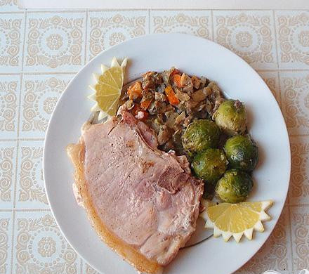 1. Этап. Свиные стейки с грибами и брюссельской капустой: 4. На тарелку укладываем уже готовые стейки. Тушеные овощи подойдут к ним очень хорошо. Можно добавлять отваренный рис.