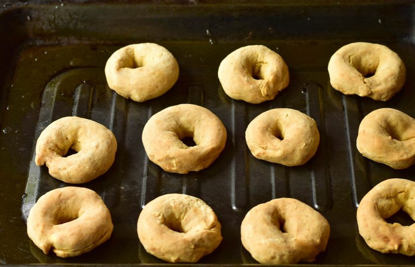 1. Этап. Ванильные сушки: Отправьте противень в разогретую до 190 градусов духовку на 20-25 минут.