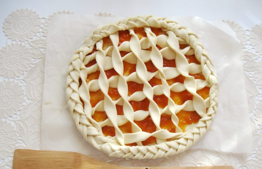 1. Этап. Пирог с абрикосовым джемом: По кругу пирога выложите косичку из теста.