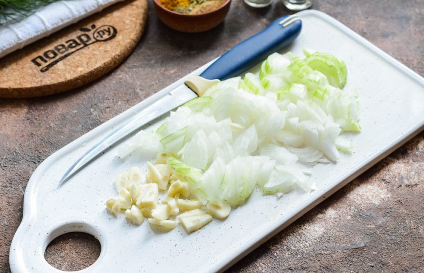 1. Этап. Медово-томатный соус: Очистите лук и чеснок, овощи сполосните и просушите. Нарежьте лук и чеснок мелкими кубиками.