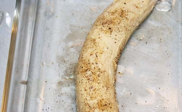 1. Этап. Яичница с бананом: Положите банан в форму для выпекания, посолите и поперчите.