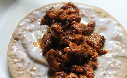 1. Этап. Шаверма дома: 14. По центру выложите кусочки обжаренной курицы.