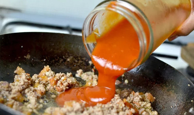 1. Этап. Спагетти с мясом: 3. Помешивайте, чтобы не образовались комочки. Добавьте щепотку соли, перца и сахара. Жарьте почти до готовности. При желании в рецепт приготовления спагетти с мясом можно добавить специи и ароматные травы. Добавьте томатный соус и оставьте тушиться до полной готовности на среднем огне.