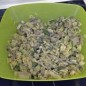 Салат из языка и корня сельдерея Отварить говяжий язык (у меня уходит на это обычно 2,5 часа). Сваренный язык подержать несколько минут в холодной воде, а затем очистить от шкуры и нарезать его. На небольшом количестве растительного масла обжарить тёртый корень сельдерея до золотистого цвета. 10-15 минут обычно достаточно. Нарезанные цукини, грибы и репчатый лук обжарить (20 минут). Посолить в процессе приготовления. Слить образовавшуюся жидкость. Смешать язык, корень сельдерея, цукини, грибы, репчатый лук. Добавить шафран и заправить соусом