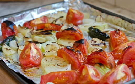 1. Этап. Соус Сальса классический: Запекайте овощи в духовке при 180 градусах в течение 10-15 минут.