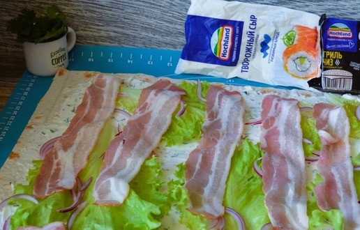Рулет из лаваша с мясной нарезкой 1. Этап. Рулет из лаваша с мясной нарезкой: На них ломтики бекона.