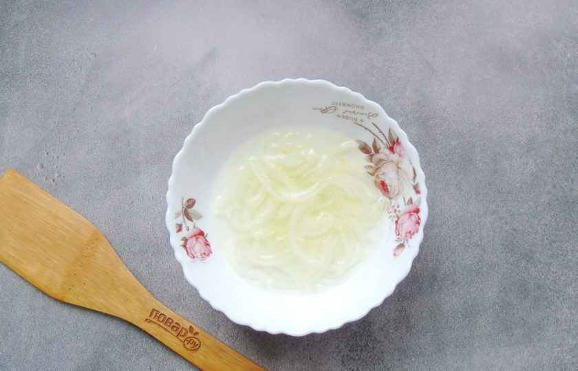 1. Этап. Салат Маринара: Репчатый лук очистите, помойте, нарежьте произвольно и замаринуйте. В мисочку выложите нарезанный лук, 1/4 чайной ложки соли, 1/4 чайной ложки сахара и 1 чайную ложку уксуса 9%. Налейте 50 мл. горячей воды и дайте луку постоять в маринаде 10-15 минут. После достаньте лук из маринада.