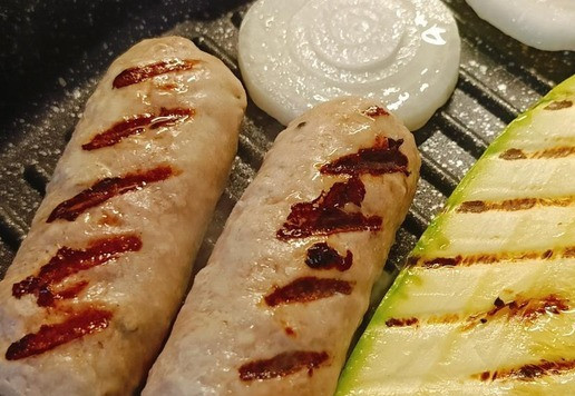 1. Этап. Салат с купатами и острой морковью: Купаты и кабачок обжарить на гриле (сковорода).