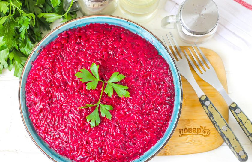 1. Этап. Селедка под шубой по Дюкану: Спустя указанное время извлеките блюдо из холодильника и подайте к столу.