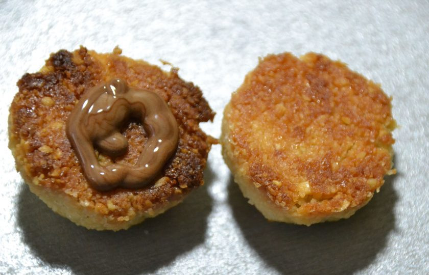 1. Этап. Итальянское печенье с миндалем: Скрепите половинки печенья шоколадом.