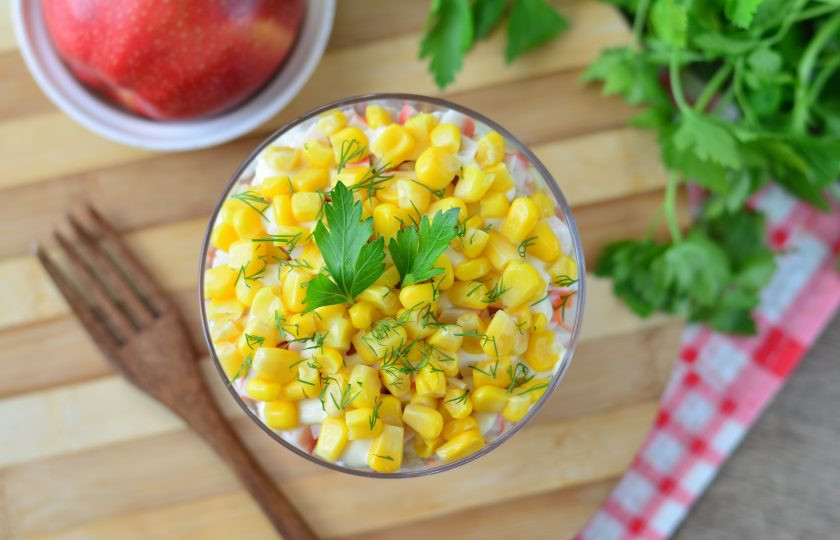 1. Этап. Салат Кудрявый с крабовыми палочками: Салат поставьте в холодильник на 15 минут, затем подавайте к столу. Приятного вам аппетита!