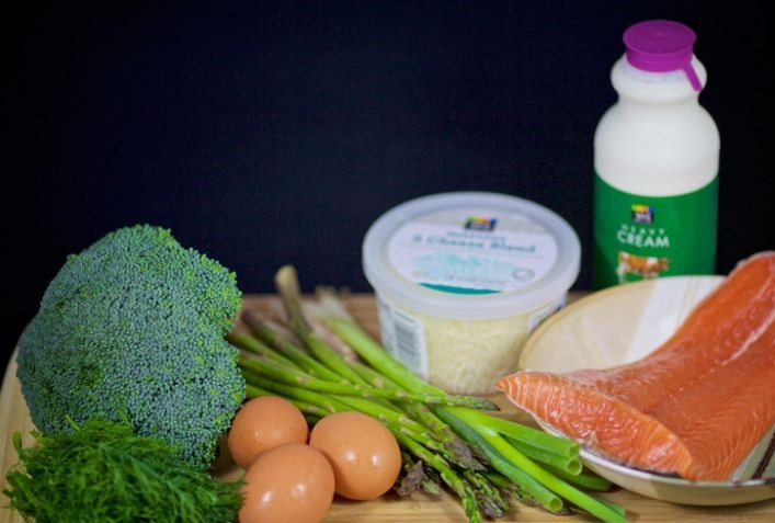 1. Этап. Фриттата с семгой и брокколи: 1. Подготовьте все ингредиенты для приготовления блюда.